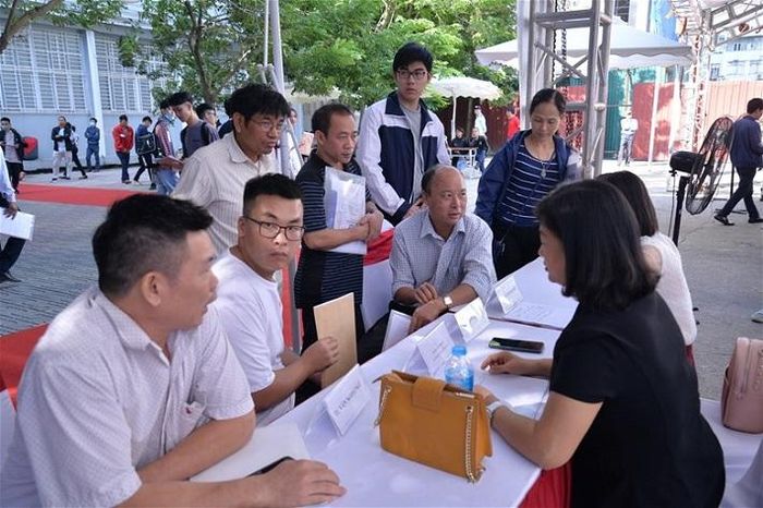 Cha mẹ luôn bên cạnh các con, luôn lắng nghe tư vấn từ ban Tuyển sinh của nhà trường để đảm bảo con mình nhập học suôn sẻ.