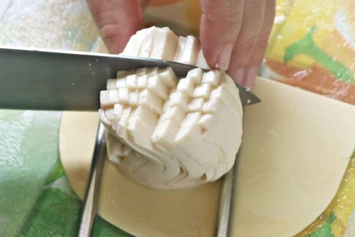 Món ăn đòi hỏi sự khéo léo, tỉ mẩn, kiên trì của người làm bởi đậu phụ vốn có kết cấu mềm, dễ nát