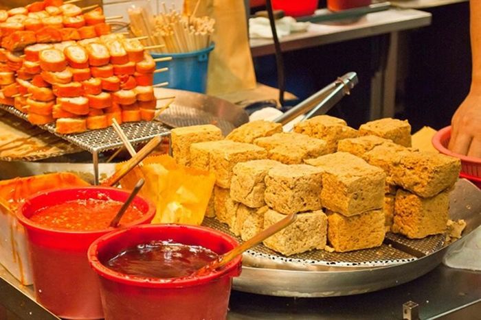 Đậu phụ thối có thể ăn trực tiếp, xào hoặc làm canh. Tuy nhiên, phổ biến và được ưa chuộng nhất vẫn là món đậu phụ thối chiên vàng, rưới thêm nước sốt pha chế từ nước tương, giấm và dầu ớt. Món ăn dùng kèm với cải muối hoặc kim chi sẽ càng hấp dẫn hơn