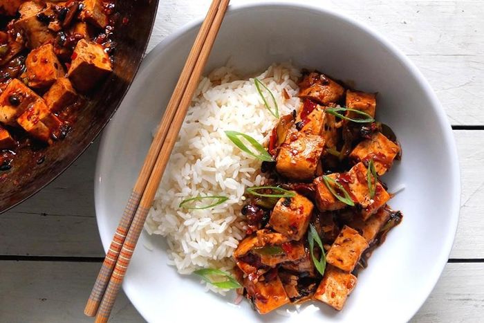 Đậu sau khi xào xong sẽ được dọn lên một đĩa lớn. Đậu phụ lúc này mềm và có vị hơi beo béo, thêm vị ngọt của thịt, vị cay của ớt tiêu, vị chua, hăng của đậu tương rất kích thích vị giác người thưởng thức. Nếu dùng đậu phụ Mapo với cơm trắng nóng dẻo vào ngày lạnh sẽ càng làm tăng hương vị cho món ăn