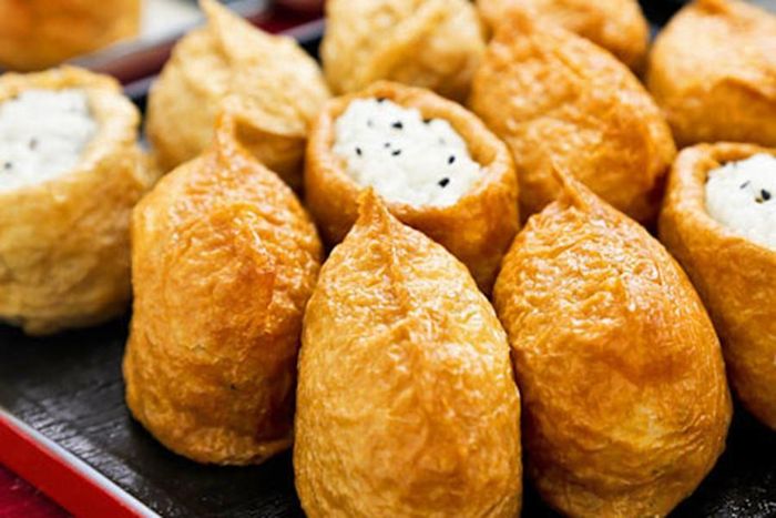 Inarizushi thường được bán tại các cửa hàng sushi, siêu thị và các cửa hàng tiện lợi