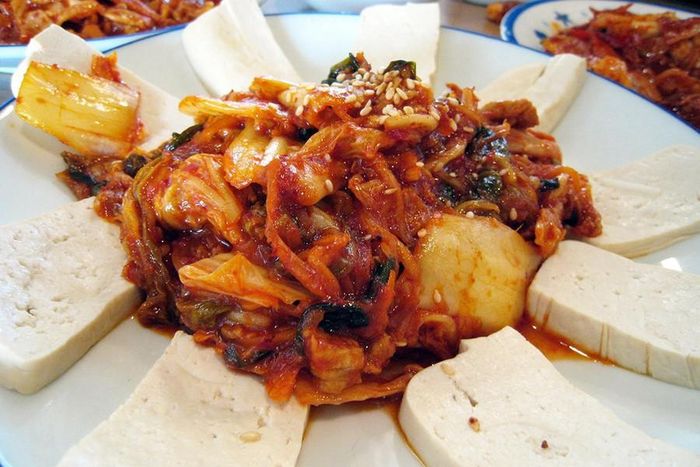 Dubu kimchi là món bao gồm đậu phụ luộc được thái lát và kim chi xào cùng thịt lợn