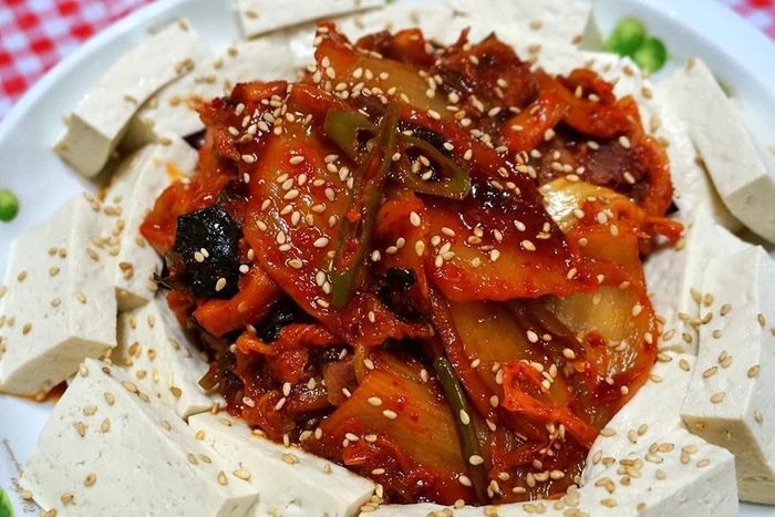Đậu phụ có vị thanh nhạt kết hợp kim chi xào thịt cay nóng tạo nên hương vị độc đáo, kích thích vị giác