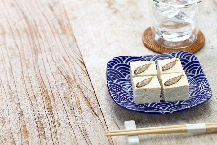 Sukugarasu được sử dụng như món ăn kèm khi uống rượu Sake hay Awamori. Mùi vị đặc trưng của những con cá mặn giúp những miếng đậu phụ thêm hấp dẫn và có hương vị riêng