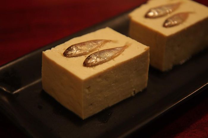 Okinawa còn nổi tiếng với món Sukugarasu (hay còn gọi đậu phụ cá mặn)