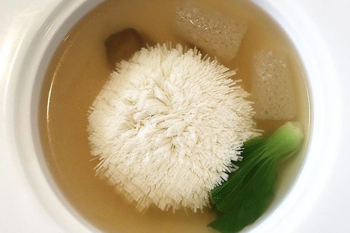 Trung Quốc còn có món canh đậu phụ hoa cúc với hình thức đẹp mắt khiến thực khách không nỡ ăn