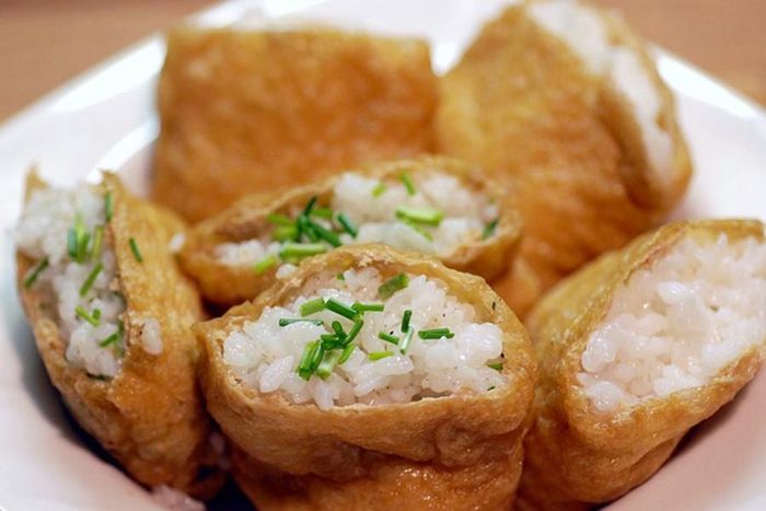 Inarizushi là cơm làm sushi được nhồi vào trong các miếng đậu Aburaage (đậu rán giòn). Nguyên liệu có vẻ đơn giản nhưng khi kết hợp lại tạo nên hương vị ngon, hấp dẫn