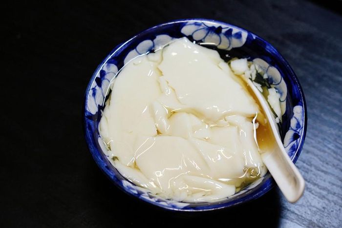 Những ai gắn bó với Việt Nam chắc không còn xa lạ với những gánh tào phớ trên khắp các con phố nhỏ cùng tiếng rao “Ai phớ đây” trong ngày hè