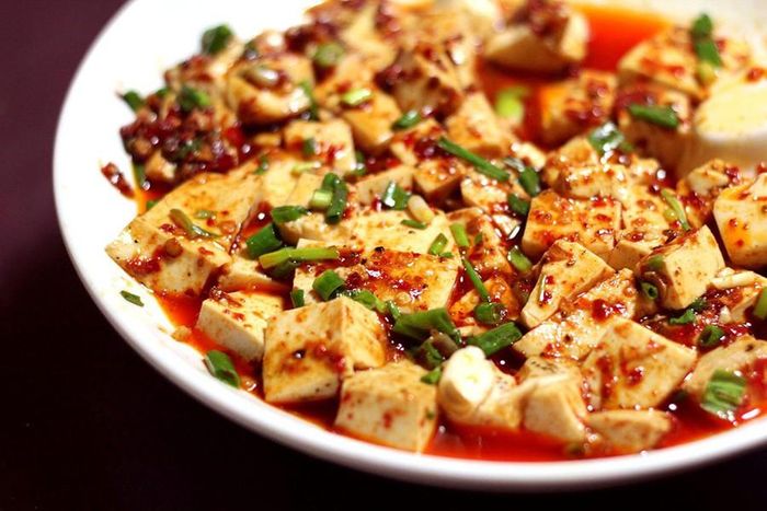 Được biết, món đậu phụ Mapo do một người phụ nữ tên Trần Ma Bà sống vào thời nhà Thanh (Trung Quốc) sáng tạo nên