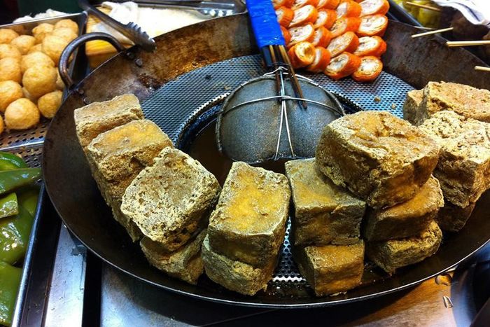 Ẩm thực Trung Quốc còn nổi tiếng với món đậu thối. Đây là món ăn bình dân được bày bán nhiều ở các chợ đêm