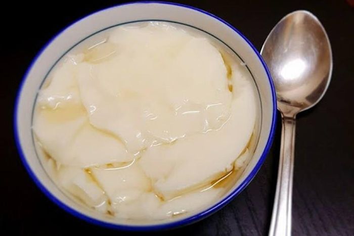 Tào phớ là biến tấu khác của đậu phụ, có màu trắng ngà, mềm mịn như thạch rau câu nhưng dễ tan hơn rất nhiều