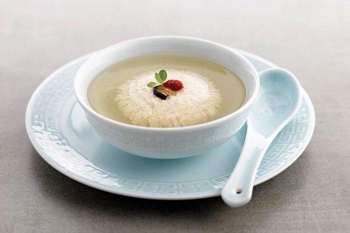 Những miếng đậu trắng đơn điệu qua bàn tay khéo léo của người đầu bếp sẽ được cắt thành những sợi mảnh dài, sau đó chan nước súp vào. Những sợi đậu phụ sẽ trôi lênh đênh trong nước, khiến tổng thể cả khối đậu trông như một đóa hoa cúc đang bung nở