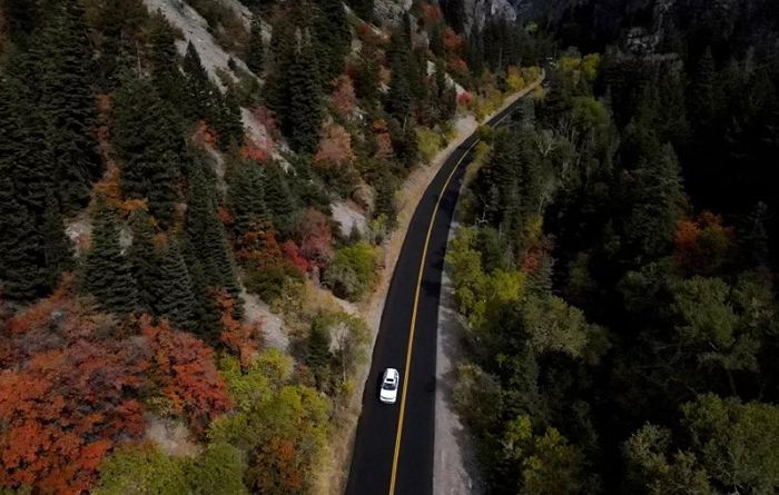 Quốc lộ 92 của Bang Utah, được gọi là Đường cao tốc ngắm cảnh Alpine Loop, tại Provo, Utah.