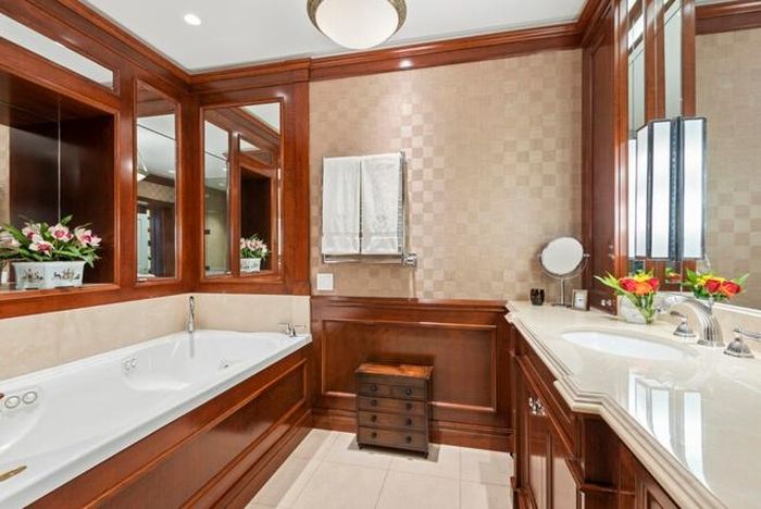  Phòng tắm chính rộng rãi, được ốp gỗ sang trọng và được trang bị hàng loạt tiện nghi hiện đại, cao cấp. 