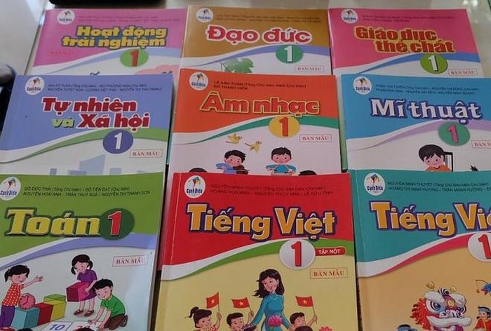  Sách nên được dạy thí điểm trong một năm để chỉnh sửa tiếp trước khi dạy đại trà. Ảnh: Tiền Phong. 