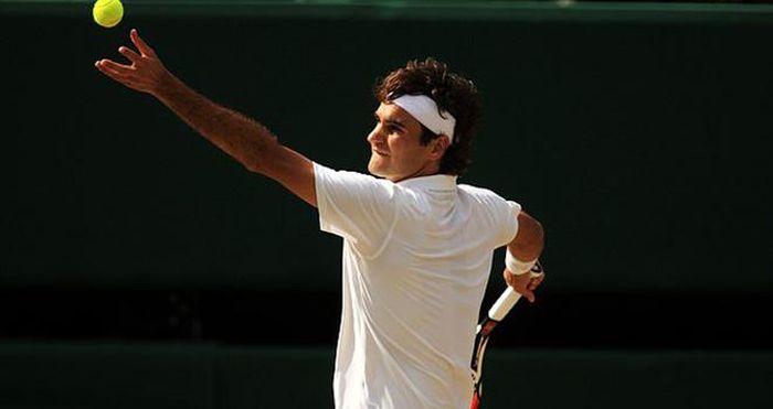 Kỹ thuật giao bóng của Federer đơn giản, cổ điển với chuyển động rất mượt mà gần như không tốn sức