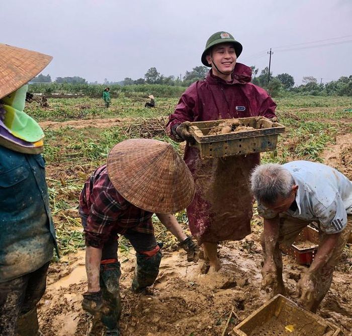 Chiến sĩ CAH Vĩnh Linh, Quảng Trị về giúp dân thu hoạch sắn chạy cơn lũ kép.