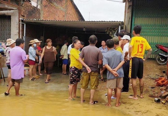 Người dân đến thăm hỏi, chia buồn với một gia đình có người chết vì lũ lụt tại Quảng Nam.