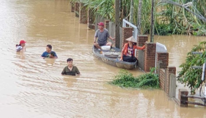 Người dân thôn An Trạch (xã Hòa Tiến, H. Hòa Vang, Đà Nẵng) muốn di chuyển phải lội nước ngang ngực.