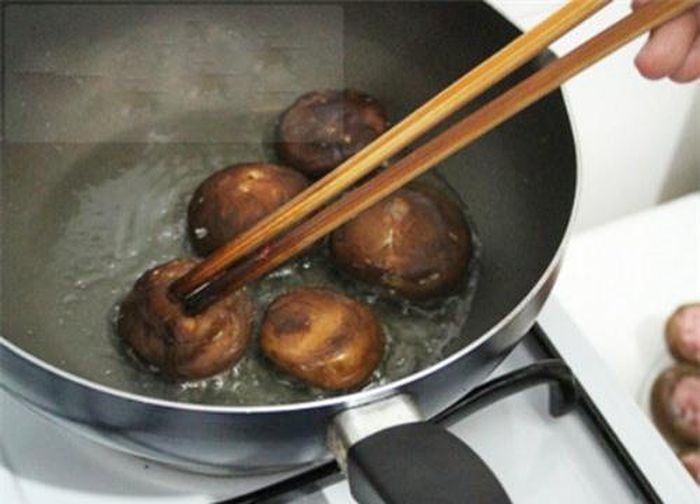 Làm nóng chảo, cho dầu ăn vào và chiên sơ nấm đã nhồi thịt.