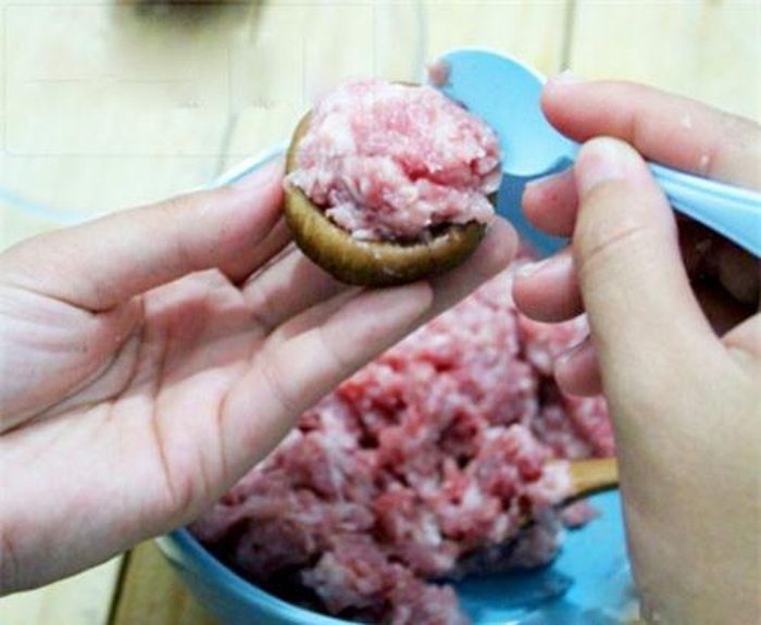 Múc từng muỗng thịt nhỏ nhồi vào nấm.