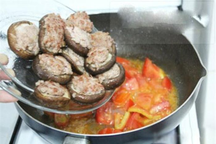 Cho nấm vào đun lửa nhỏ để ngấm nước cà chua là hoàn thành rồi.