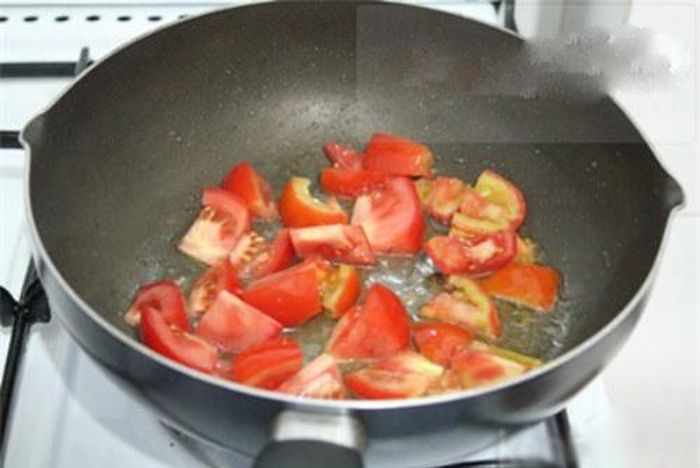 Cho dầu vào chảo, cho cà chua vào xào, nêm nếm gia vị vừa miệng rồi cho thêm chút nước.