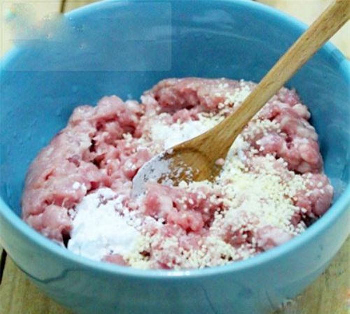 Ướp thịt xay với đầu hành băm nhuyễn, hạt nêm và bột ngọt, để ngấm 10 phút.