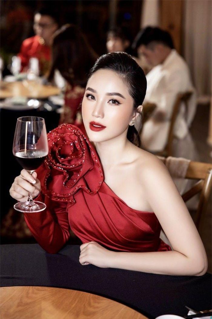"Ngoài ra, chúng ta phải có một tinh thần thoải mái, luôn cố gắng thể hiện những điều mình muốn với thái độ tốt nhất và nạp những năng lượng sống tích cực” - nữ ca sĩ cho biết thêm.
