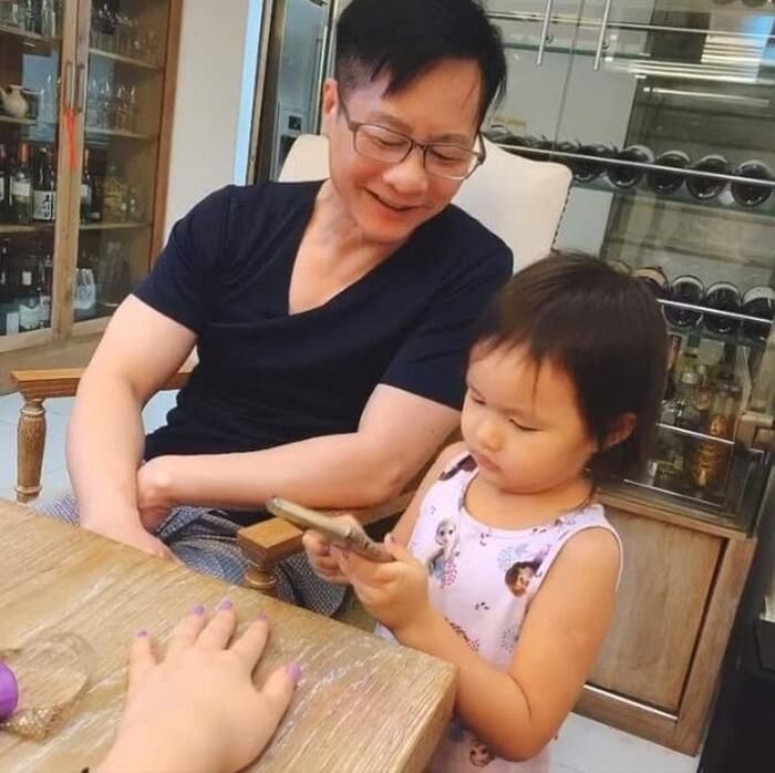 Trong clip cựu người mẫu còn cùng chồng trò chuyện với con gái bằng tiếng Anh