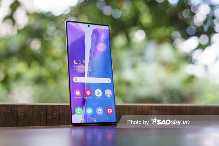 Note20 có màn hình OLED. Tất cả iPhone 12 cũng dùng công nghệ màn hình này song khả năng sẽ không có tốc độ làm tươi 120Hz. 