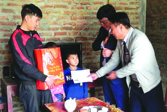 Lãnh đạo Công ty CP Licogi 14 tặng quà cho hộ có hoàn cảnh khó khăn tại huyện Cẩm Khê.