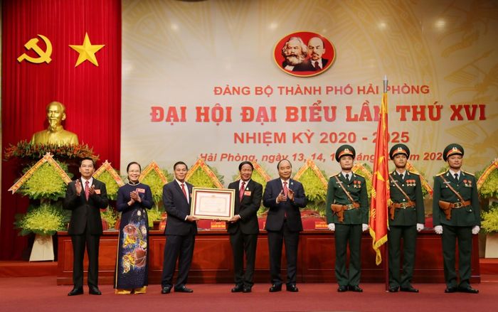 Thủ tướng Nguyễn Xuân Phúc trao Huân chương Hồ Chí Minh tặng Đảng bộ, chính quyền, nhân dân thành phố Hải Phòng. 