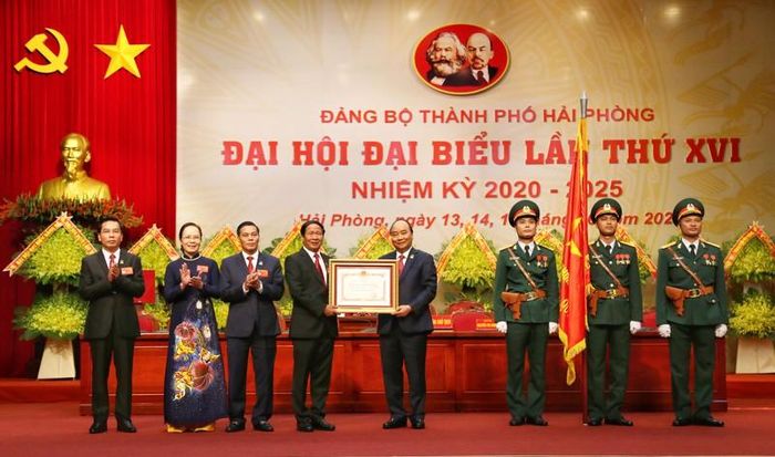 Thay mặt Bộ Chính trị, Thủ tướng trao Huân chương Hồ Chí Minh cho Đảng bộ, Chính quyền quân và dân TP Hải Phòng