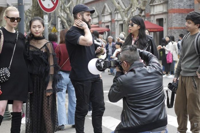 Mỗi nhóm sản xuất video bao gồm các nhiếp ảnh gia, stylist và những người mẫu có ảnh hưởng trên mạng xã hội. 