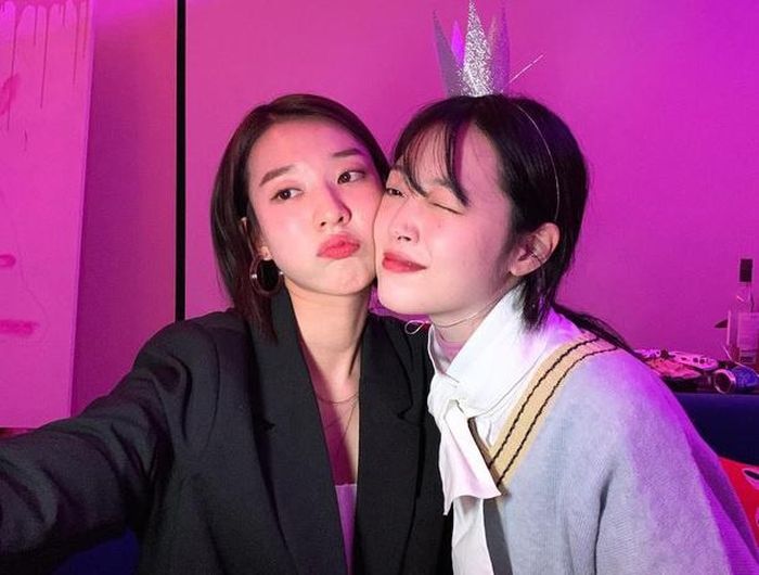  Kim Sun Ah chịu trách nhiệm nuôi dưỡng mèo cưng của Sulli sau khi cô qua đời. 
