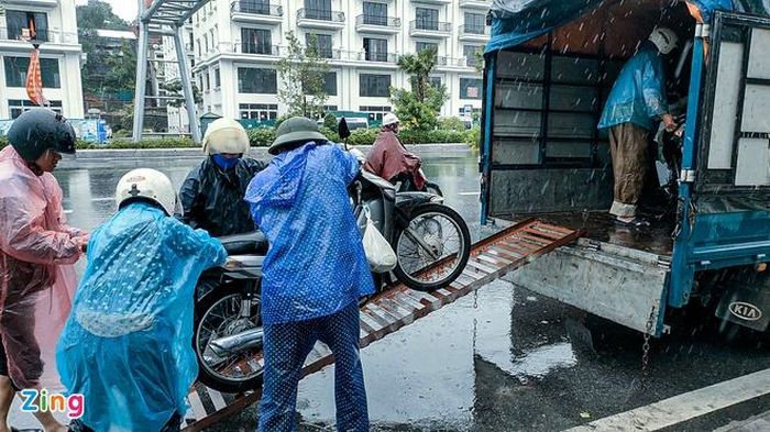  6 xe tải được bố trí tại 2 đầu để đưa người và xe máy đi qua cầu Bãi Cháy miễn phí. Ảnh: Quốc Nam. 