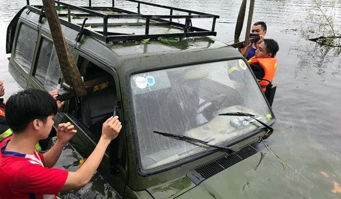 CAQ Ngũ Hành Sơn vớt xe ô-tô gặp nạn.