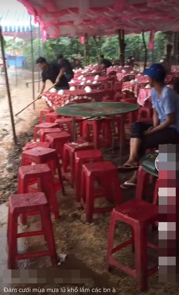 Nhiều người còn đùa rằng, đám cưới như thế này cũng là một kỷ niệm đặc biệt. Sau này, cặp đôi sẽ có câu chuyện để kể cho con cháu mình.
