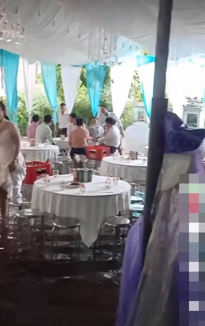 Mới đây, đoạn clip ghi xuất hiện trên MXH lại cảnh trong một đám cưới gây chú ý. Theo đó, nước lũ lên ngập ngang bắp chân người, phía trên vẫn là các bàn tiệc.