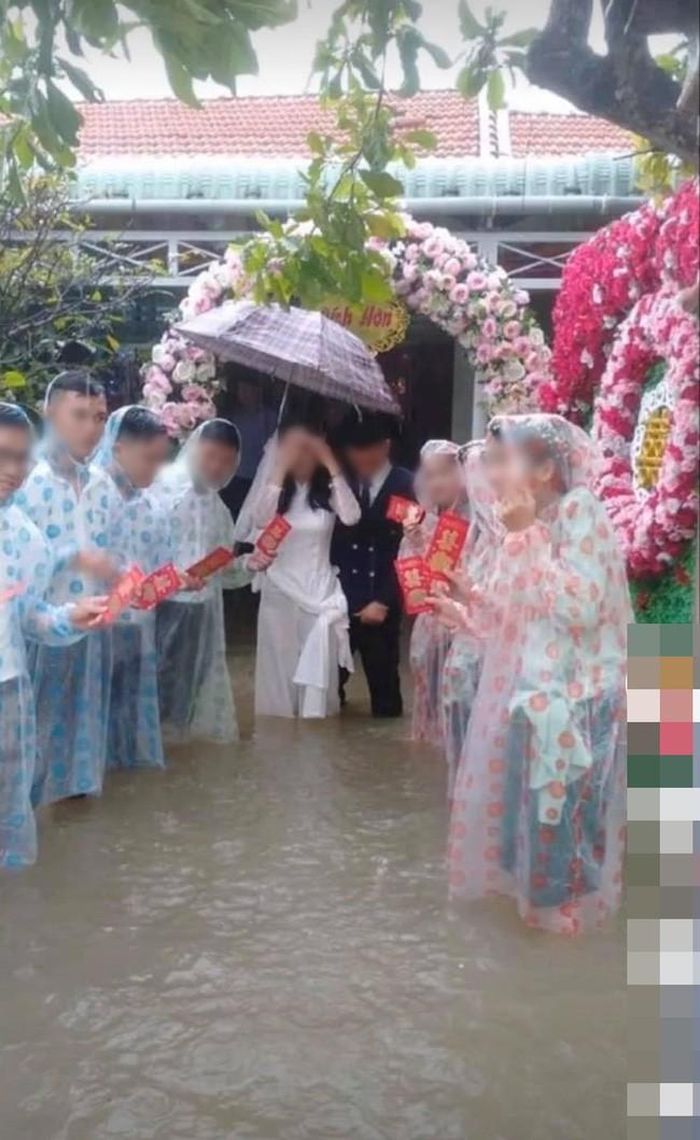 Đám cưới mùa lũ dù vất vả nhưng với họ ngày vui trọng đại vẫn phải cười tươi, diễn ra như dự định.
