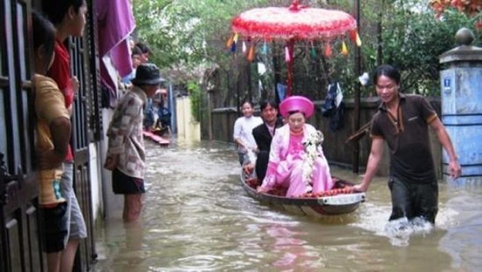 Có cô dâu còn được đi bằng ghe thuyền trên đường lớn. Vậy mới nói, cưới mùa nước lũ cũng đặc biệt và vất vả như thế đấy.