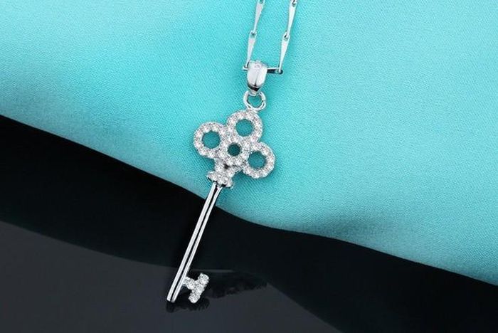  Chìa khóa: Theo List25, người La Mã và Hy Lạp cổ đại tin một chiếc chìa khóa may mắn sẽ mở cánh cửa của thánh thần, để lời cầu nguyện của các tín đồ đến được tai họ. Trong văn hóa Nhật Bản, ba chiếc chìa khóa buộc vào nhau sẽ đem lại sức khỏe, tiền tài và tình yêu. Ảnh: Vivererosse.