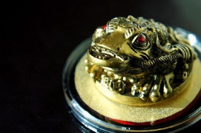  Cóc ba chân: Đây là vật cầu tài của một số quốc gia châu Á. Miệng con cóc thường ngầm một đồng xu. Bạn không được đặt cóc ba chân hướng ra ngoài cửa vào nhà, điều đó sẽ gây thất thoát tiền bạc. Ảnh: List25.