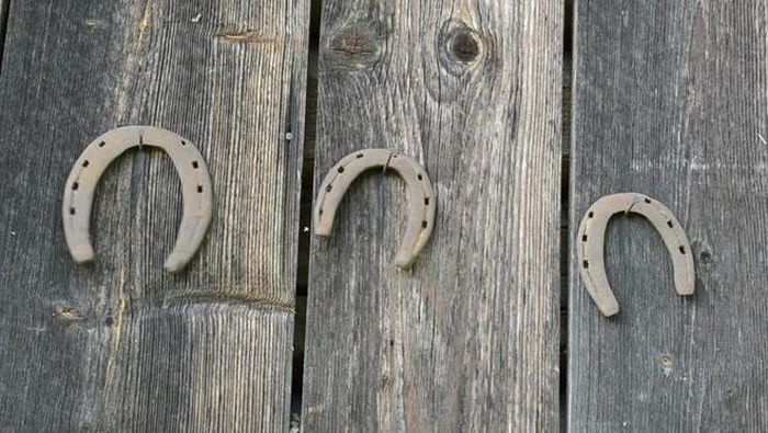  Móng ngựa: Theo truyền thuyết về thánh Dunstan ở thế kỷ 10, ông đã giam linh hồn quỷ dữ trong một chiếc móng ngựa. Do đó, người dân Anh treo móng ngựa trên cửa để xua đuổi tà ma. Móng ngựa treo hướng lên trên để thu thập may mắn và treo hướng xuống dưới để trút may mắn cho bạn. Ảnh: Shutterstock.