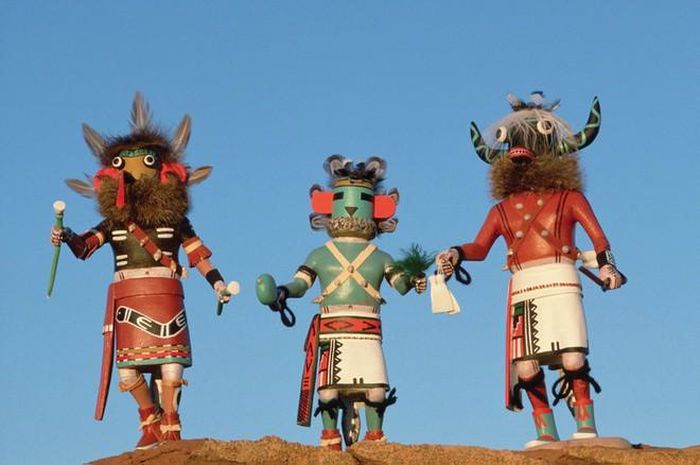  Kachina: Kachina là những búp bê đại diện cho các linh hồn của thế giới thực theo quan niệm của thổ dân Mỹ. Các kachina thường được mặc trang phục truyền thống và làm đồ chơi cho trẻ em. Chúng sẽ đem lại một mùa màng bội thu. Ảnh: Britannica.