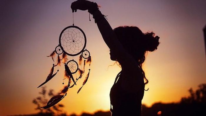  Bẫy giấc mơ (Dreamcatcher): Thổ dân Mỹ đan những chiếc vòng tuyệt đẹp và trang trí bằng những túm lông chim để giữ lại giấc mơ đẹp, lọc bỏ giấc mơ xấu. Theo truyền thuyết của người Ojibwa, một người bà hàng ngày ngồi nhìn con nhện chăng tơ, cho đến một ngày cháu bà nhìn thấy và định giết con nhện. Nhờ bà bảo vệ, con nhện đã thoát chết và đan một tấm mạng trong ánh trăng để đền ơn bà. Con nhện nói: “Hãy nhìn cách tôi đan. Hãy nhìn và học hỏi, bởi mỗi tấm mạng sẽ giữ lại những giấc mơ xấu, chỉ có những giấc mơ đẹp mới có thể lọt qua các lỗ nhỏ”. Ảnh: Wattpad.