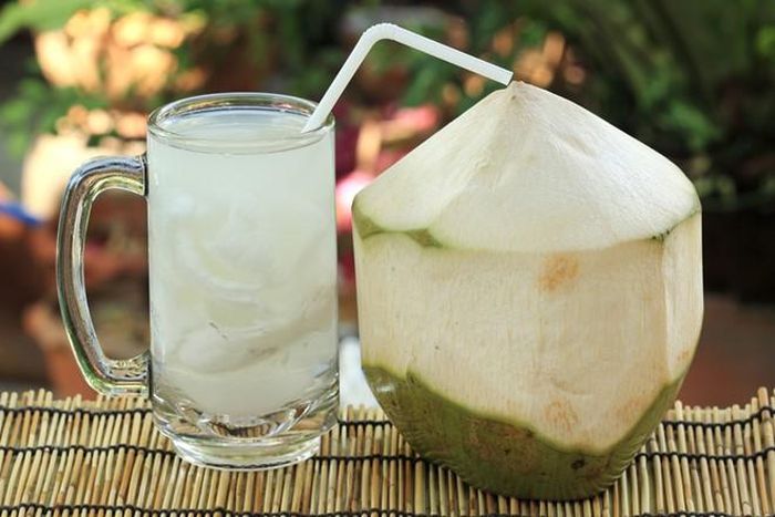 Nước dừa chứa hàm lượng chất xơ cao, giúp tăng cảm giác no. Nước dừa cũng là chất điện giải giúp tăng cường trao đổi chất, đồng thời phân giải cholesterol trong cơ thể để ngăn chặn việc hình thành mỡ.