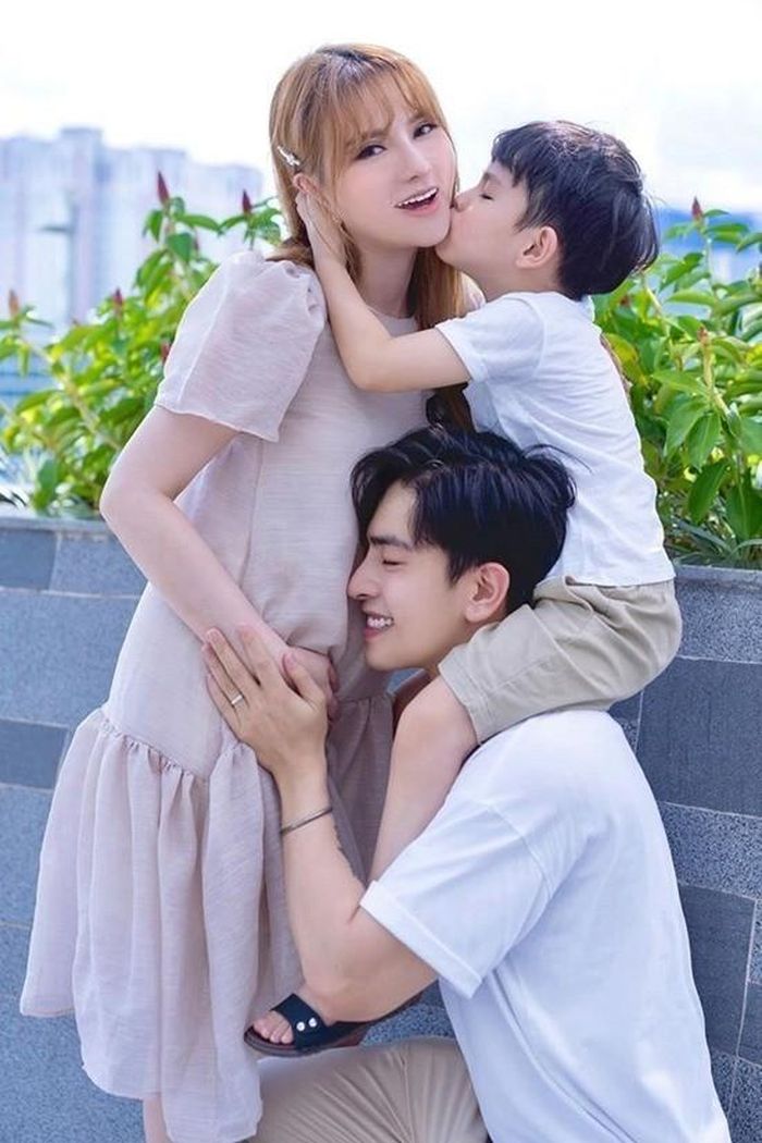 Từng có thời gian gia đình nhỏ của Thu Thủy trở thành tâm điểm chỉ trích khi chồng trẻ của cô bị nghi ngờ cấu véo tay con trai riêng của Thu Thủy. Tuy nhiên, mới đây nữ ca sĩ cho biết: "Anh Kin luôn dành mọi sự yêu thương cho con trai, bé Henry cũng vậy lúc nào cũng quấn bố".