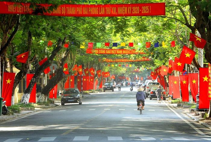 Hải Phòng rực rỡ cờ đỏ sao vàng ngày Đại hội Đảng bộ TP lần thứ XVI